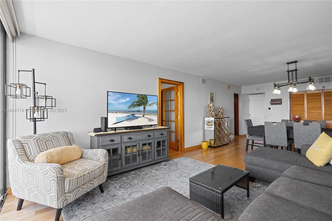 For Rent: $3,200 (2 beds, 2 baths, 996 Square Feet)