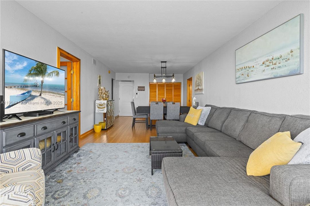 For Rent: $3,200 (2 beds, 2 baths, 996 Square Feet)