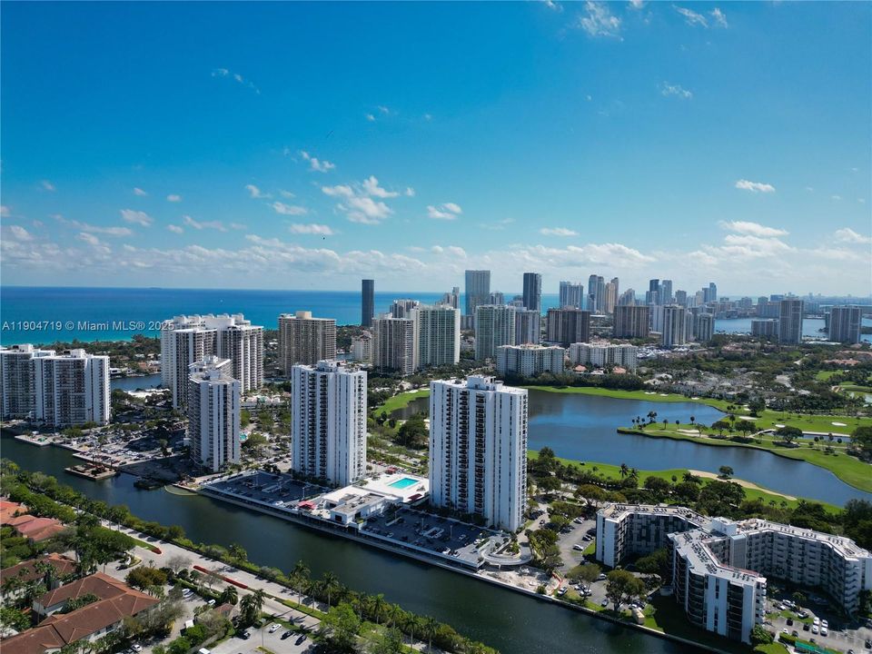 For Rent: $3,200 (2 beds, 2 baths, 996 Square Feet)