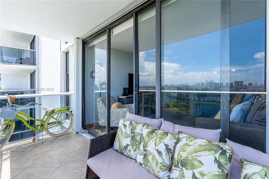 For Rent: $3,200 (2 beds, 2 baths, 996 Square Feet)