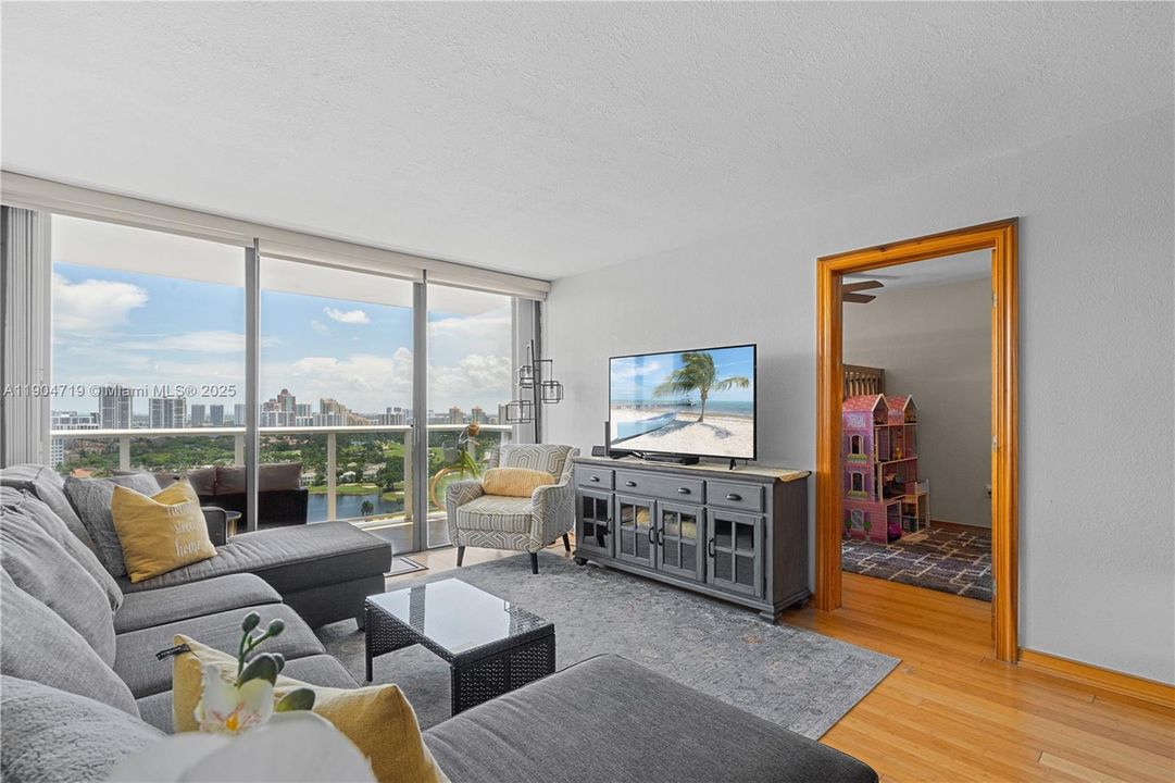 For Rent: $3,200 (2 beds, 2 baths, 996 Square Feet)