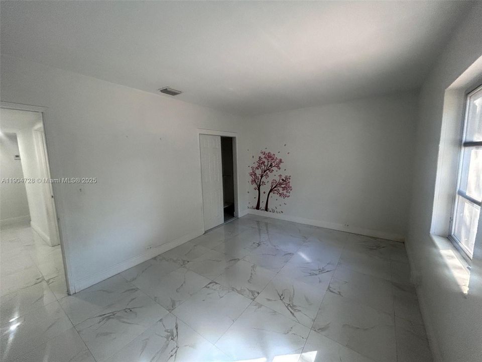 For Rent: $1,900 (2 beds, 1 baths, 1075 Square Feet)