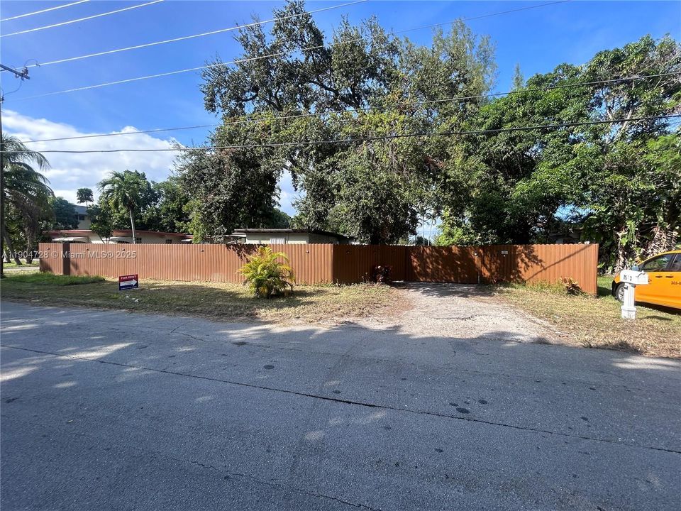 For Rent: $1,900 (2 beds, 1 baths, 1075 Square Feet)