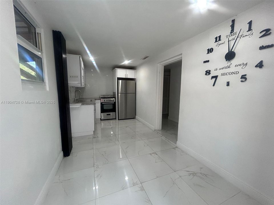 For Rent: $1,900 (2 beds, 1 baths, 1075 Square Feet)