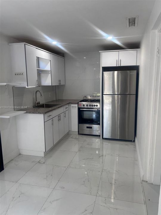 For Rent: $1,900 (2 beds, 1 baths, 1075 Square Feet)