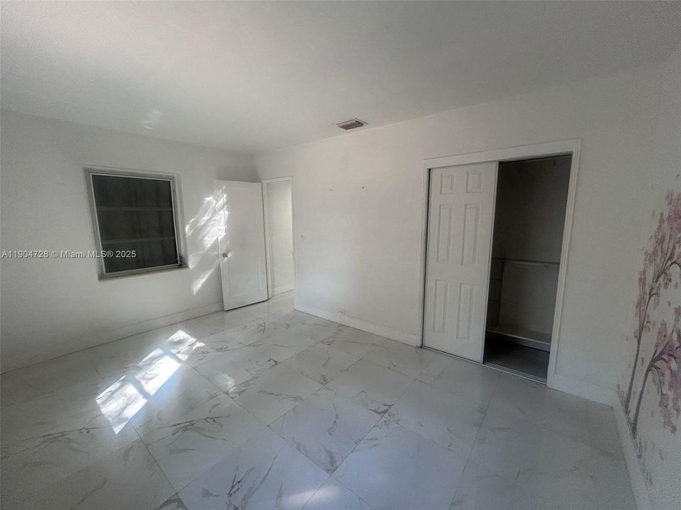 For Rent: $1,900 (2 beds, 1 baths, 1075 Square Feet)