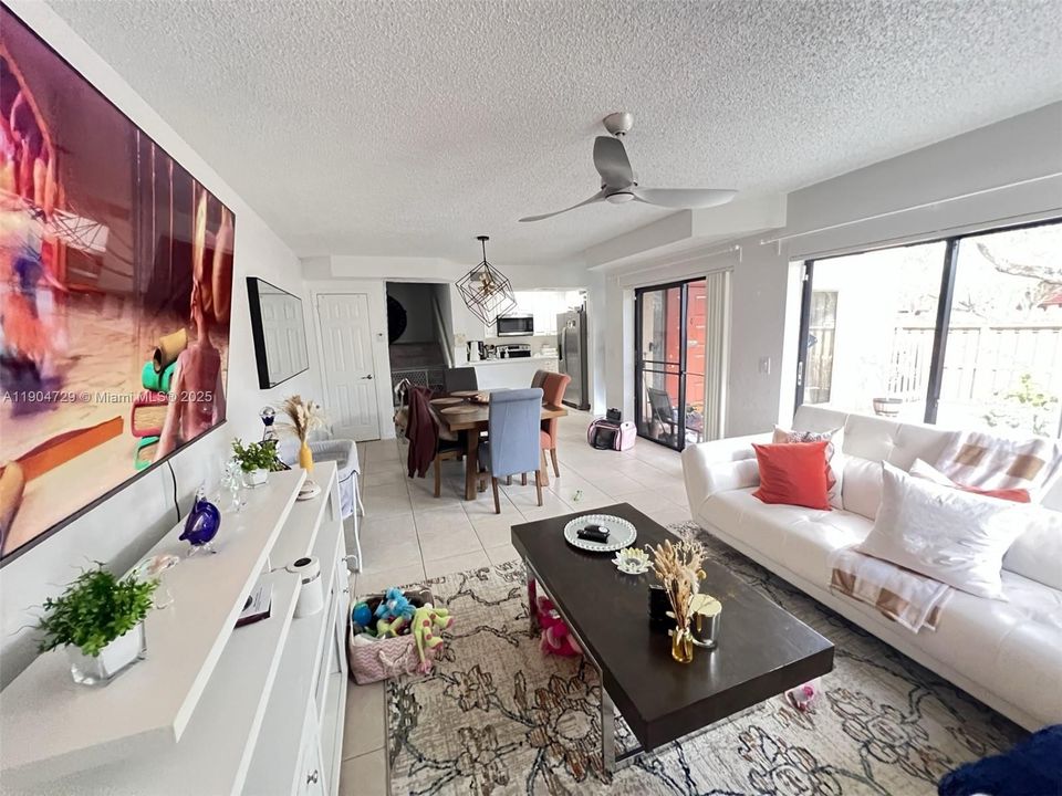 For Sale: $399,000 (3 beds, 3 baths, 1364 Square Feet)