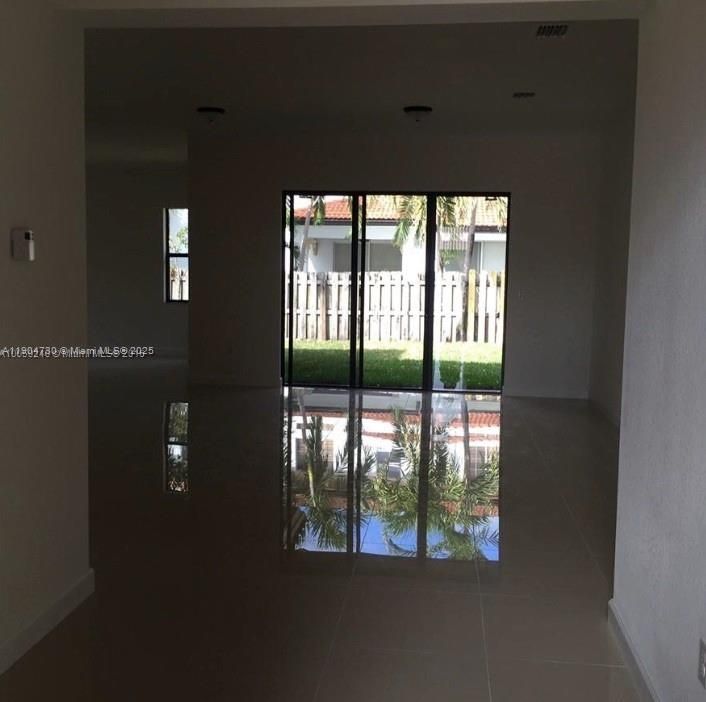 В аренду: $4,270 (4 спален, 3 ванн, 2300 Квадратных фут)