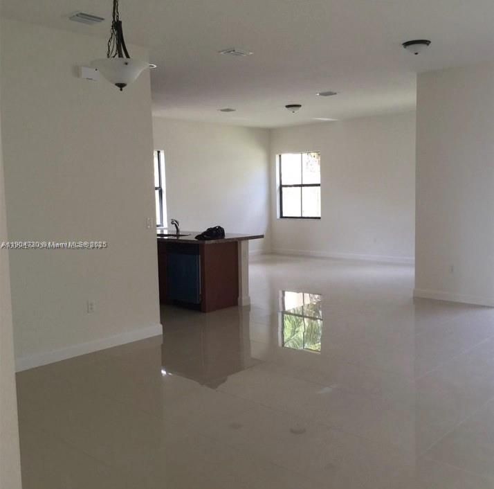 В аренду: $4,270 (4 спален, 3 ванн, 2300 Квадратных фут)