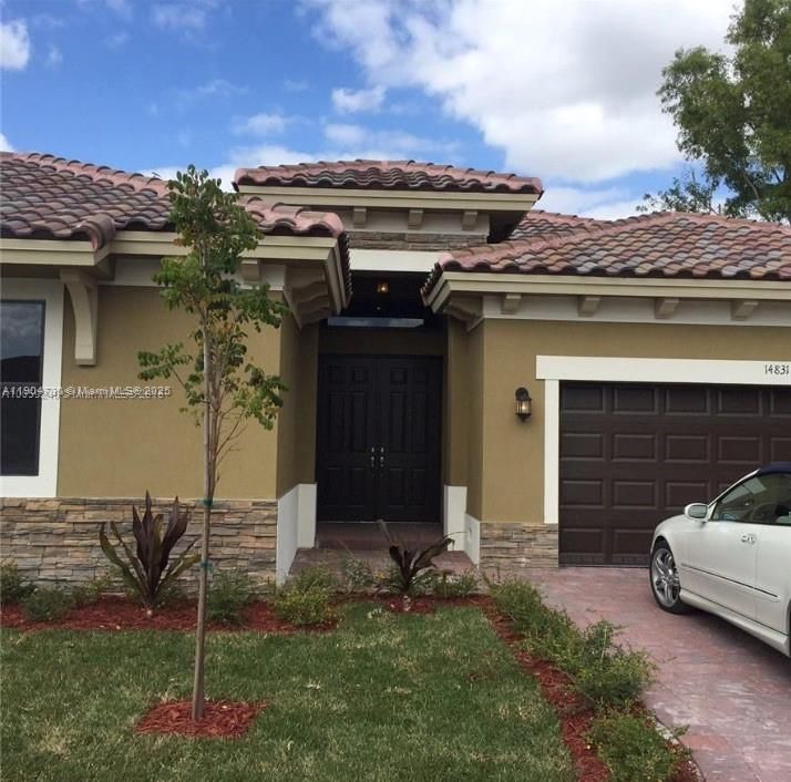 В аренду: $4,270 (4 спален, 3 ванн, 2300 Квадратных фут)