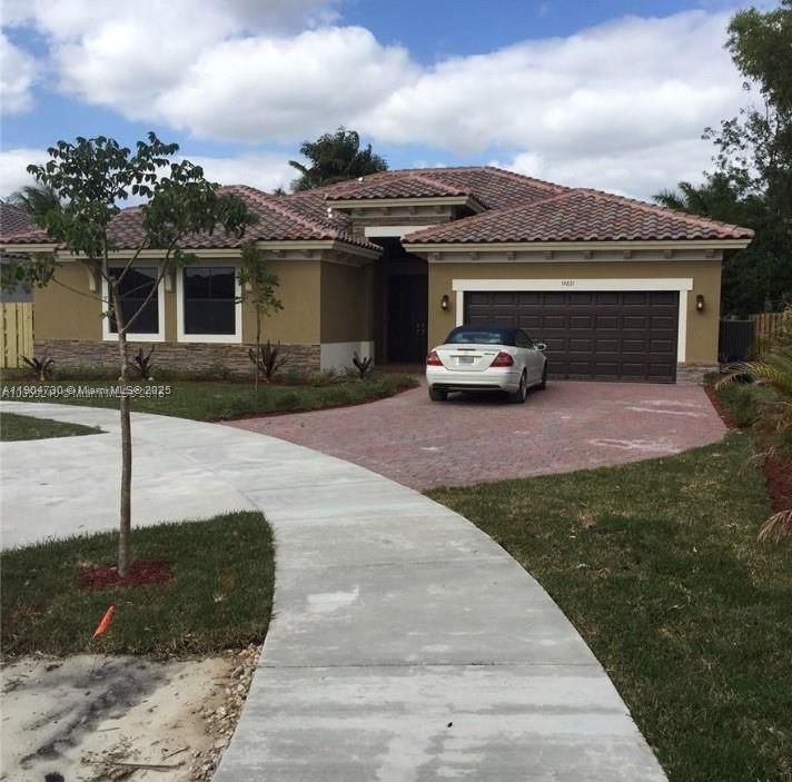 В аренду: $4,270 (4 спален, 3 ванн, 2300 Квадратных фут)