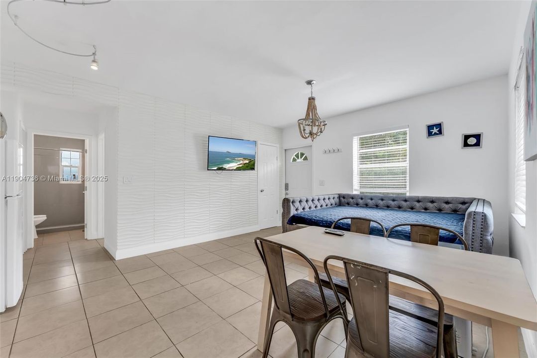 For Rent: $1,800 (1 beds, 1 baths, 1260 Square Feet)