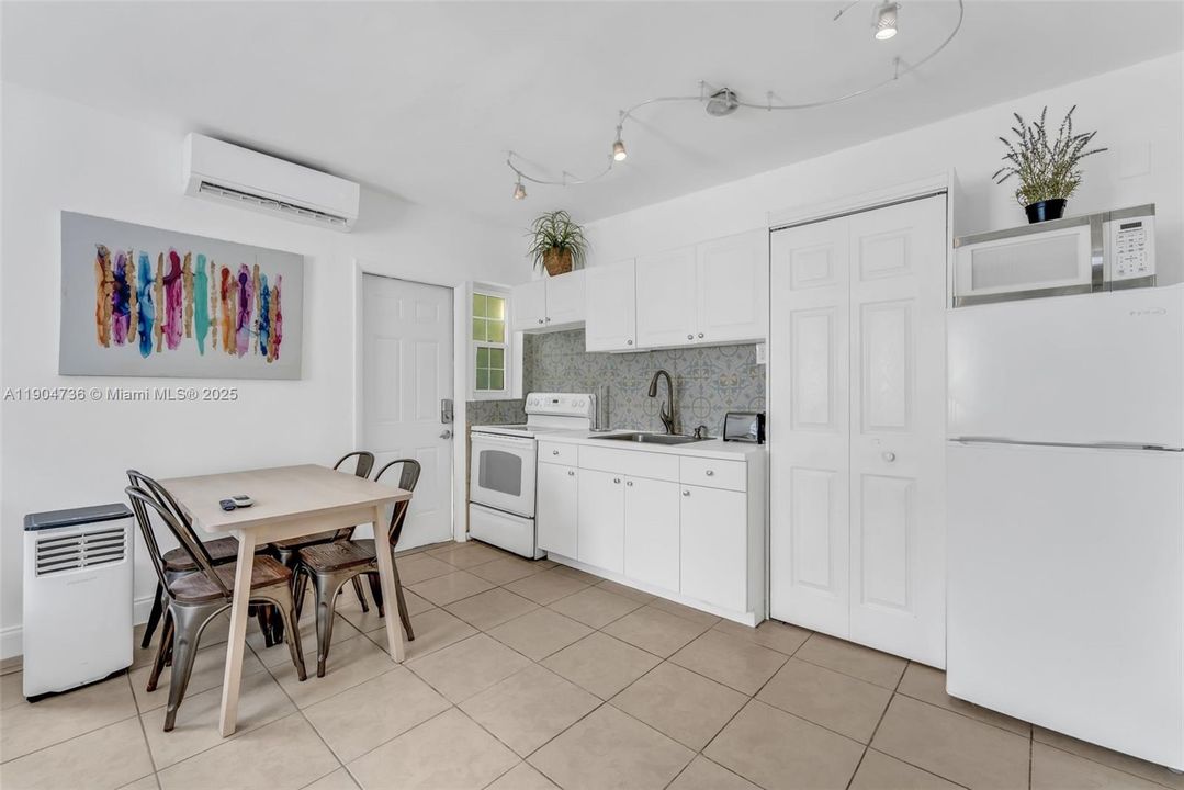 For Rent: $1,800 (1 beds, 1 baths, 1260 Square Feet)