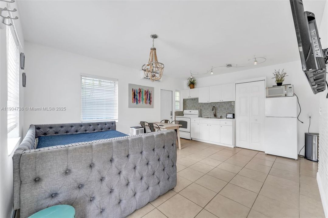 For Rent: $1,800 (1 beds, 1 baths, 1260 Square Feet)