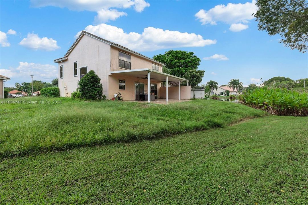 合同活跃: $599,000 (4 贝兹, 2 浴室, 1722 平方英尺)