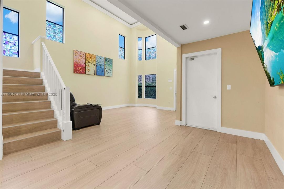 合同活跃: $599,000 (4 贝兹, 2 浴室, 1722 平方英尺)