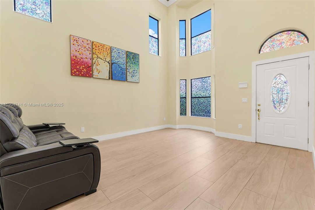 合同活跃: $599,000 (4 贝兹, 2 浴室, 1722 平方英尺)