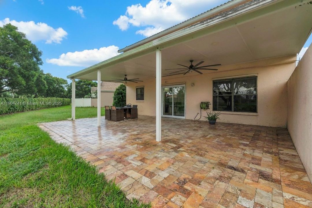 合同活跃: $599,000 (4 贝兹, 2 浴室, 1722 平方英尺)