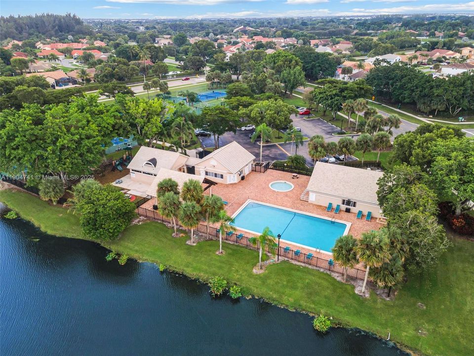 合同活跃: $599,000 (4 贝兹, 2 浴室, 1722 平方英尺)