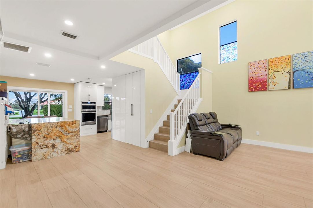 合同活跃: $599,000 (4 贝兹, 2 浴室, 1722 平方英尺)