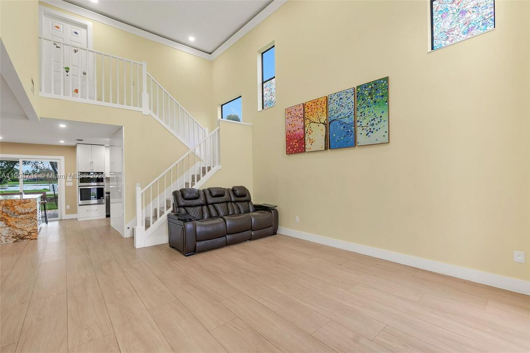 合同活跃: $599,000 (4 贝兹, 2 浴室, 1722 平方英尺)