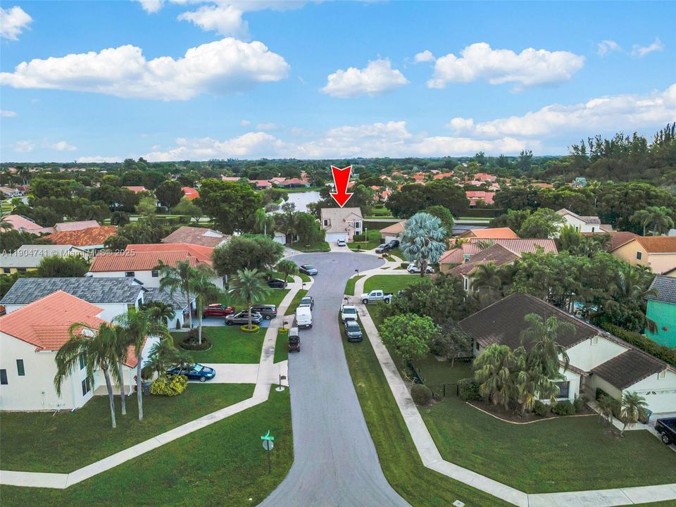 合同活跃: $599,000 (4 贝兹, 2 浴室, 1722 平方英尺)