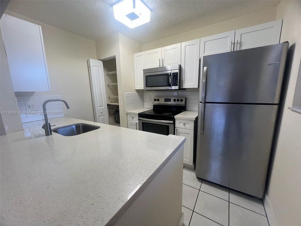 For Rent: $2,600 (3 beds, 2 baths, 980 Square Feet)