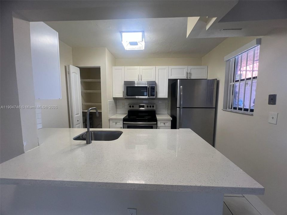 For Rent: $2,600 (3 beds, 2 baths, 980 Square Feet)