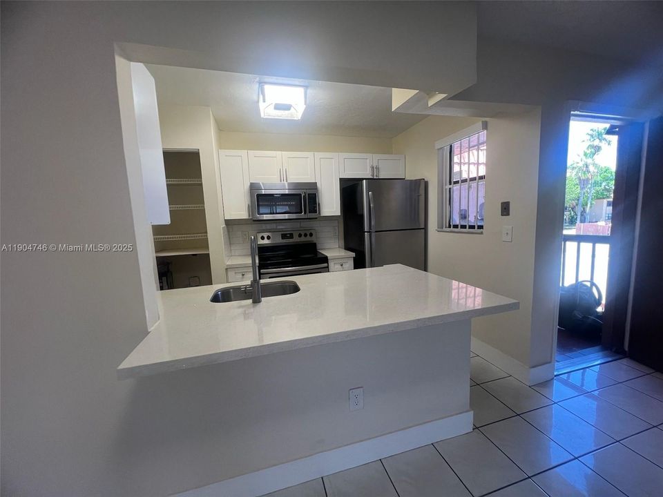 For Rent: $2,600 (3 beds, 2 baths, 980 Square Feet)