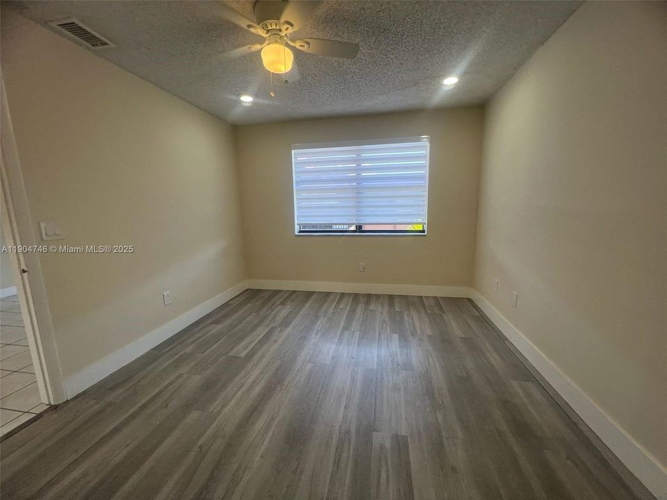 For Rent: $2,600 (3 beds, 2 baths, 980 Square Feet)