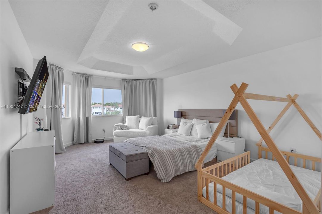 合同活跃: $749,000 (4 贝兹, 3 浴室, 2312 平方英尺)