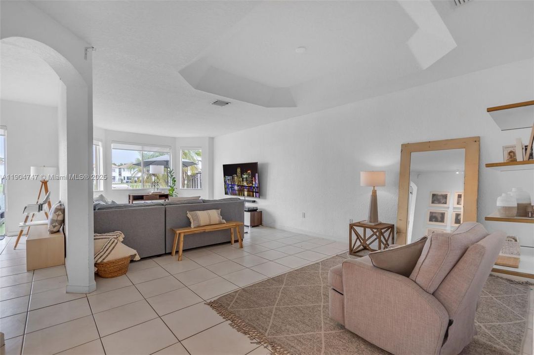 合同活跃: $749,000 (4 贝兹, 3 浴室, 2312 平方英尺)