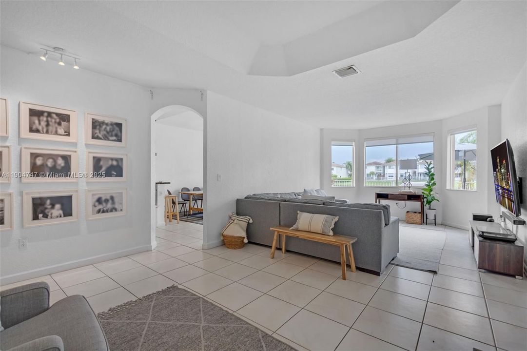 合同活跃: $749,000 (4 贝兹, 3 浴室, 2312 平方英尺)