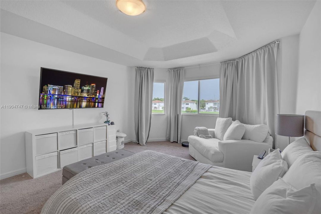 合同活跃: $749,000 (4 贝兹, 3 浴室, 2312 平方英尺)