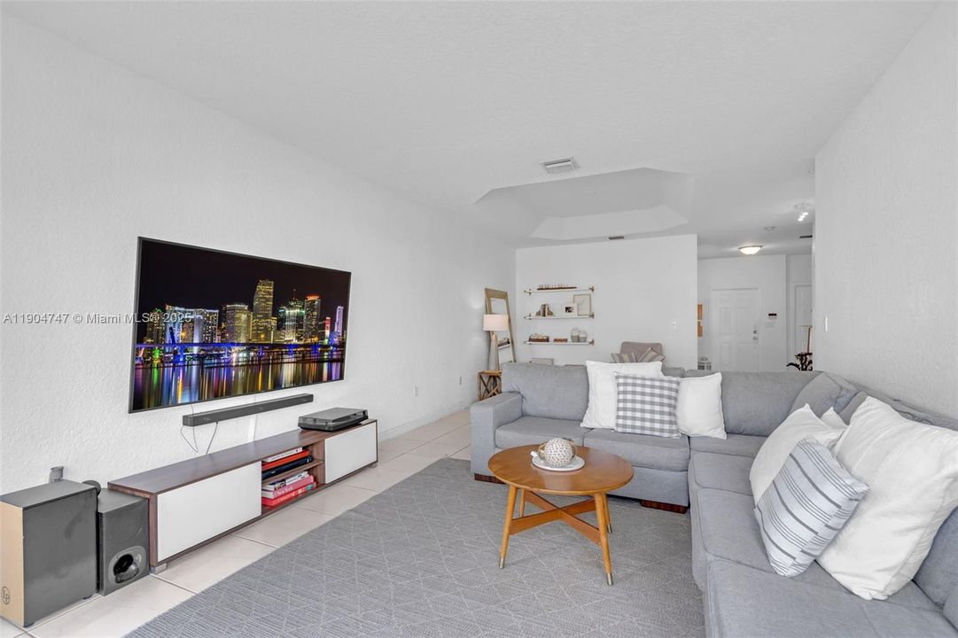 合同活跃: $749,000 (4 贝兹, 3 浴室, 2312 平方英尺)