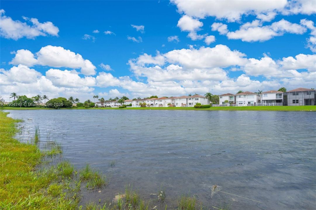 合同活跃: $749,000 (4 贝兹, 3 浴室, 2312 平方英尺)