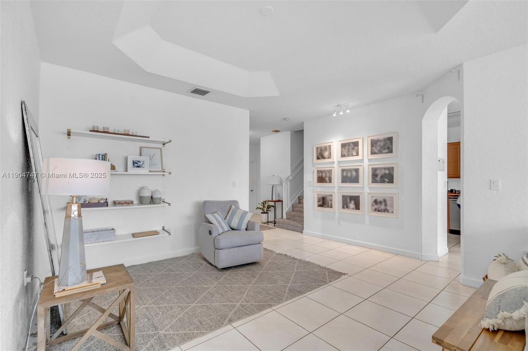 合同活跃: $749,000 (4 贝兹, 3 浴室, 2312 平方英尺)