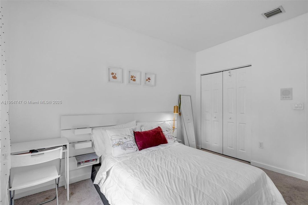 合同活跃: $749,000 (4 贝兹, 3 浴室, 2312 平方英尺)