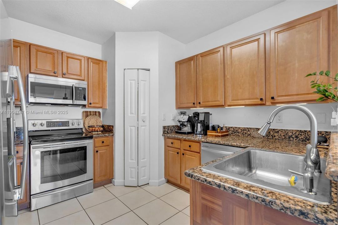 合同活跃: $749,000 (4 贝兹, 3 浴室, 2312 平方英尺)