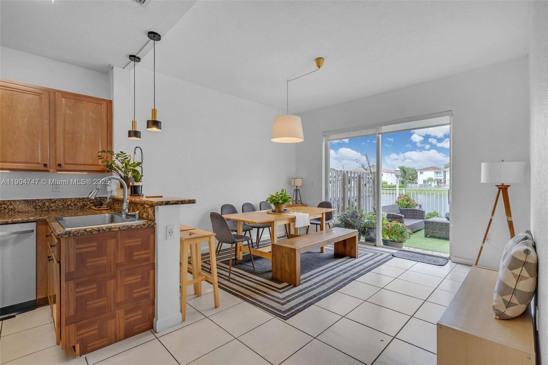 合同活跃: $749,000 (4 贝兹, 3 浴室, 2312 平方英尺)