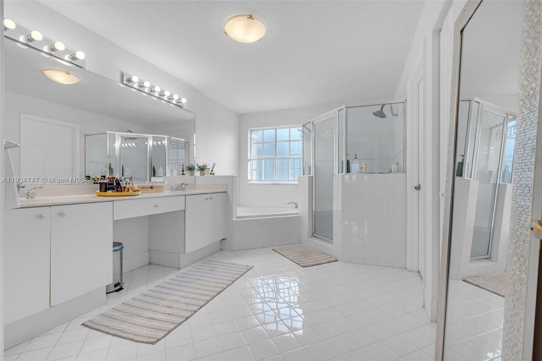 合同活跃: $749,000 (4 贝兹, 3 浴室, 2312 平方英尺)