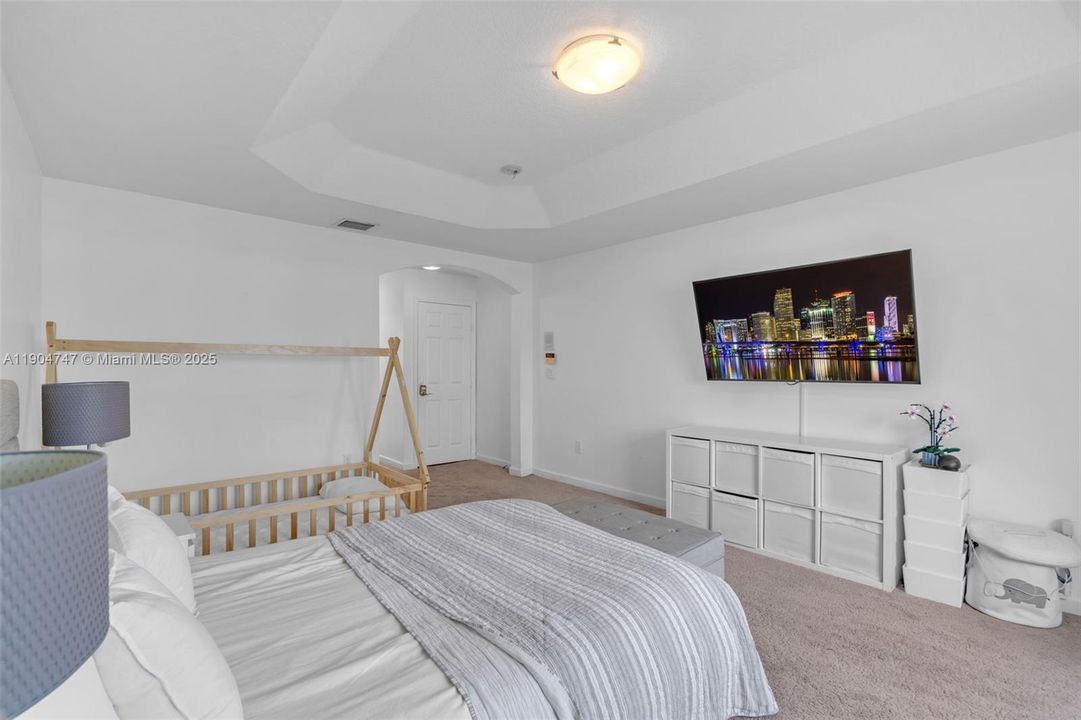 合同活跃: $749,000 (4 贝兹, 3 浴室, 2312 平方英尺)