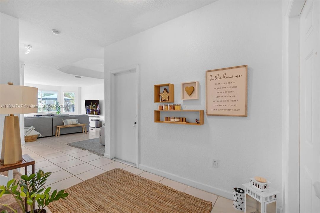 合同活跃: $749,000 (4 贝兹, 3 浴室, 2312 平方英尺)