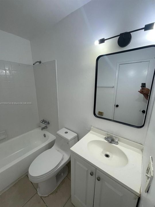 Recently Rented: $1,800 (2 beds, 1 baths, 940 Square Feet)