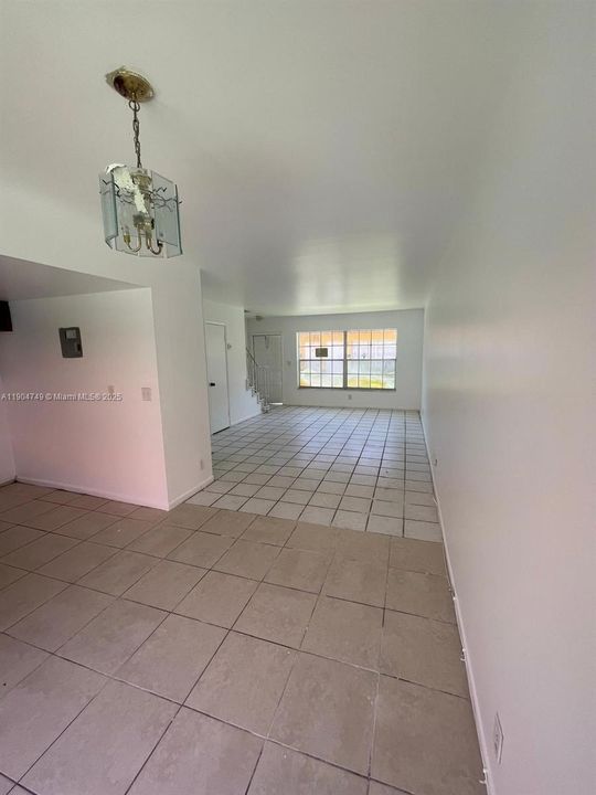 Recently Rented: $1,800 (2 beds, 1 baths, 940 Square Feet)