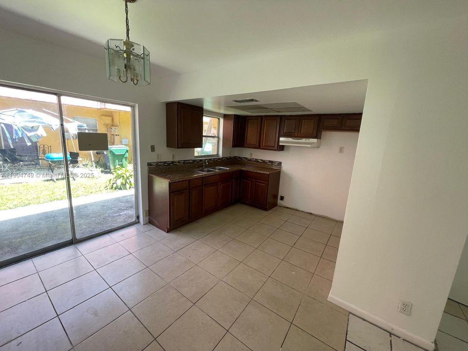 Recently Rented: $1,800 (2 beds, 1 baths, 940 Square Feet)