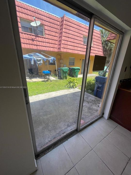 Recently Rented: $1,800 (2 beds, 1 baths, 940 Square Feet)