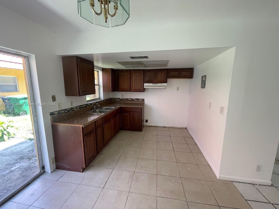 Recently Rented: $1,800 (2 beds, 1 baths, 940 Square Feet)