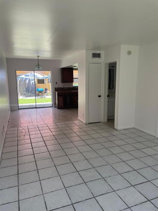 Recently Rented: $1,800 (2 beds, 1 baths, 940 Square Feet)