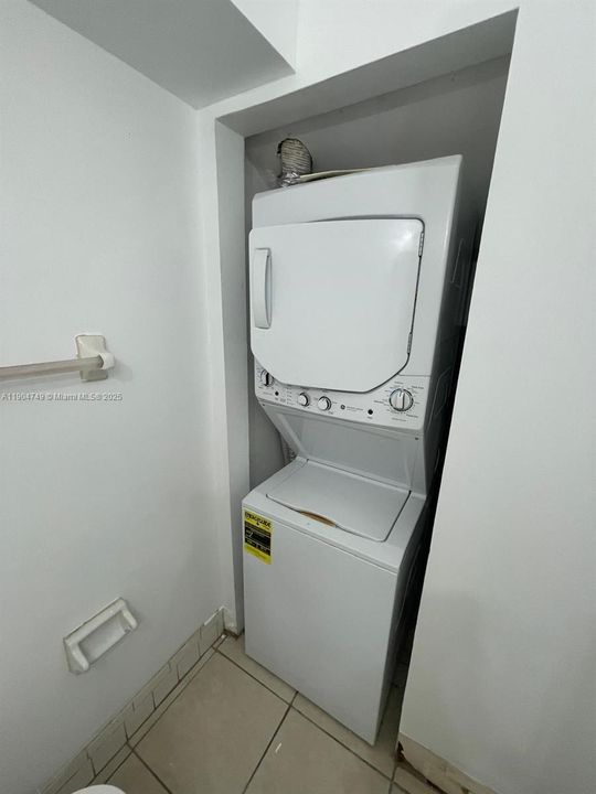 Recently Rented: $1,800 (2 beds, 1 baths, 940 Square Feet)